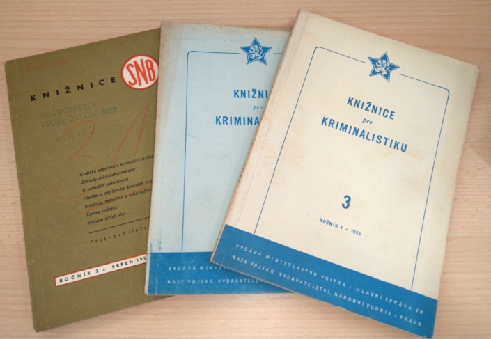 Foto titulních stran 3 ks knižnic, do kterých autorsky přispěl kpt. Augustin Krejčí, roky 1953, 1954 a 1955, zdroj: foto autor článku
